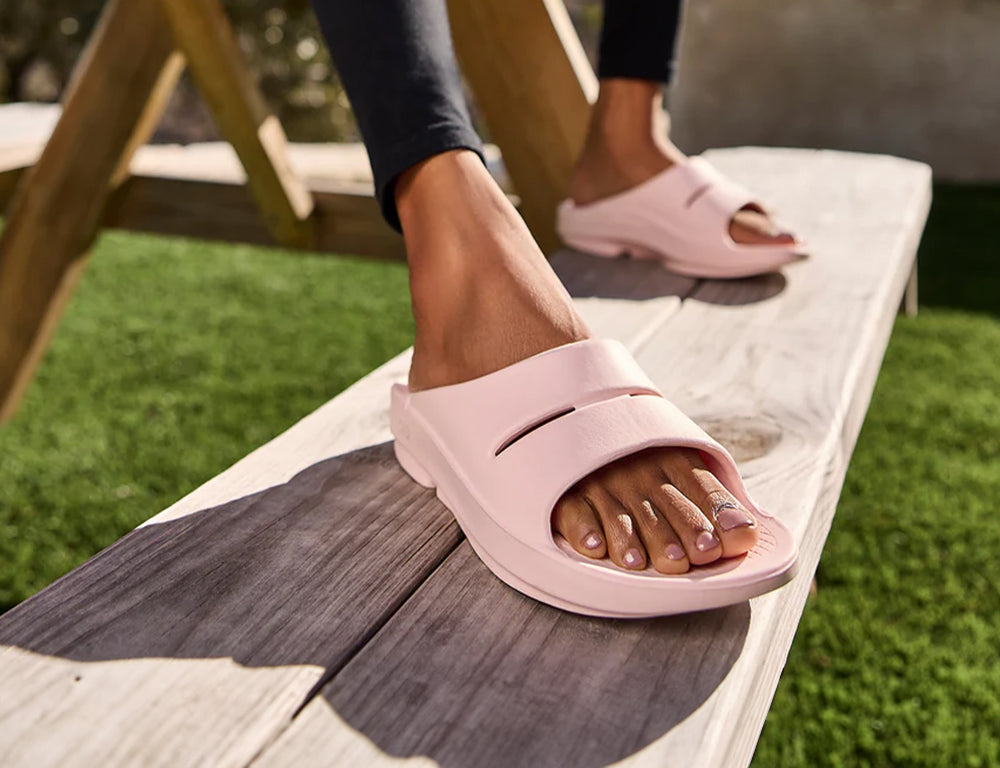 OOfos OOahh Blush Recovery Slides