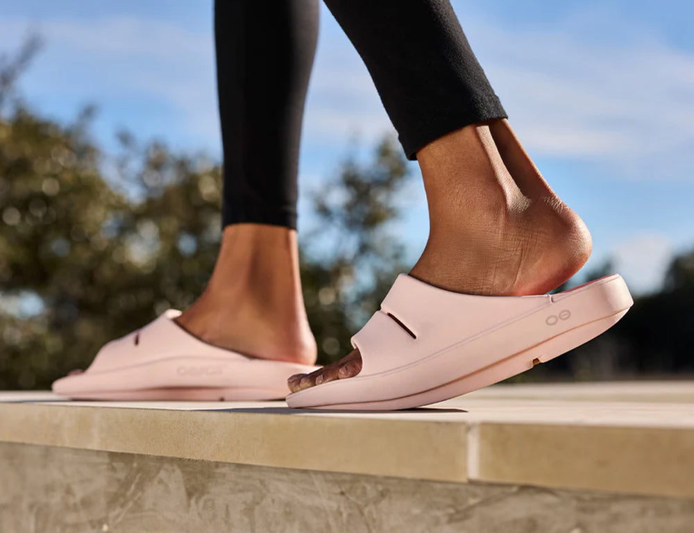 OOfos OOahh Blush Recovery Slides