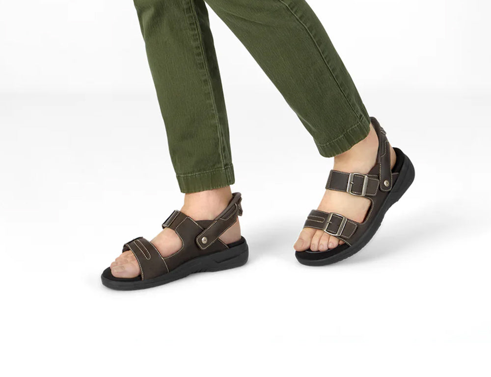 Orthofeet Mens Hands-Free Jupiter Brown Sandals ShoeMed
